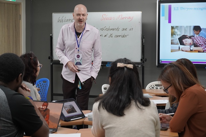 英籍講師 Steven Murray 以「21 世紀 EMI 大學實務」為題分享,示範語言分層引導與小組協作設計,協助降低語言焦慮、提升課室理解與參與。