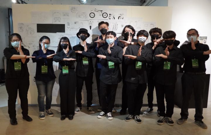 圖/中華大學工設系期末成果展，11名大三生共展出18件作品。