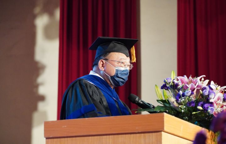 圖/中華大學校長劉維琪以「掌握未來10年，做出人生決定」為題發表演說，勉勵畢業生不要當那位還站著的人。