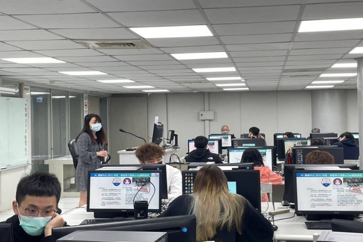 圖/中華大學AI⁺體驗中心執行長陳昀暄表示，學校是全台首間微軟前瞻育才全合作的大學，由微軟提供軟體、教材、業師和數據供師生使用。