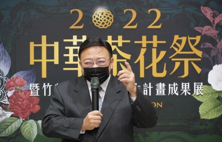 圖/中華大學校長劉維琪希望每年舉辦的茶花祭,能吸引更多觀光客,未來也希望能在學校附近成立茶花公園。