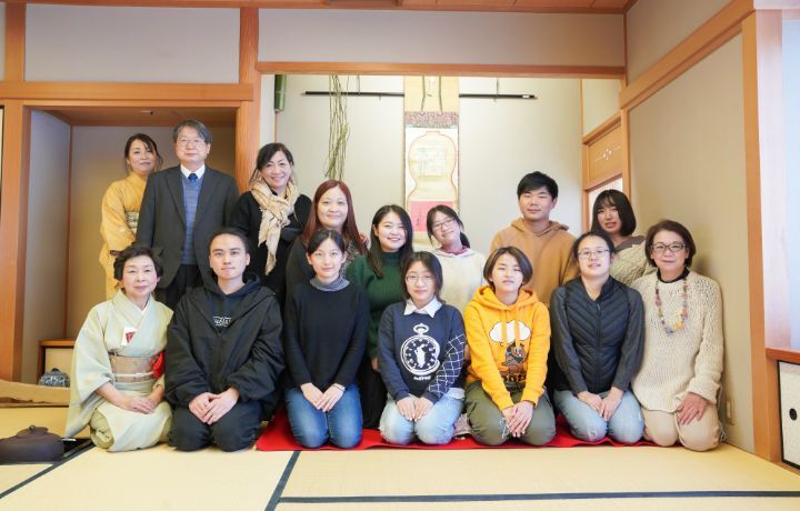 圖/海外參訪課程指導老師吳佩縈(後臺左4)希望藉由課程培養學生的世界觀,讓學生在大四去英國留學前都能提早做好準備。