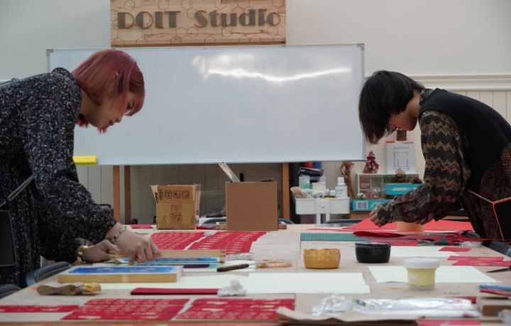 圖/中華大學研發處創新與創意中心的「DOIT Studio」工作坊,在期末考後的寒假期間,仍有幾位同學留在學校忙碌地趕工。