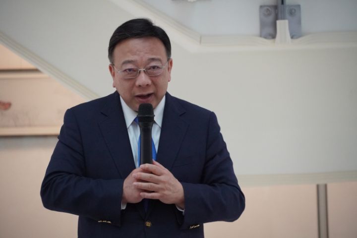 圖/中華大學校長劉維琪感謝郭振坤來學校舉辦畫展，認為他是很難得的藝術家。