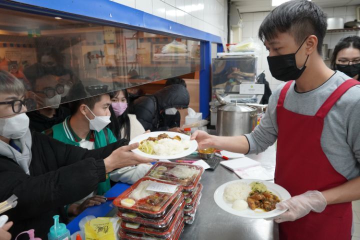 圖/陳紅山表示,越南食堂除每周四公休外,每天中午和晚上都有供餐,每份餐點90元,歡迎全校師生也能來「饌苑」享用道地的越南餐點。