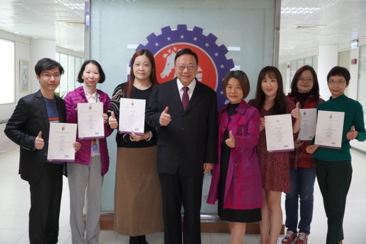 圖/中華大學校長劉維琪（左4）肯定觀光學院為建構全英教育環境的用心與努力，希望能循序漸進地將EMI全英授課發展成為觀光學院的教學特色。