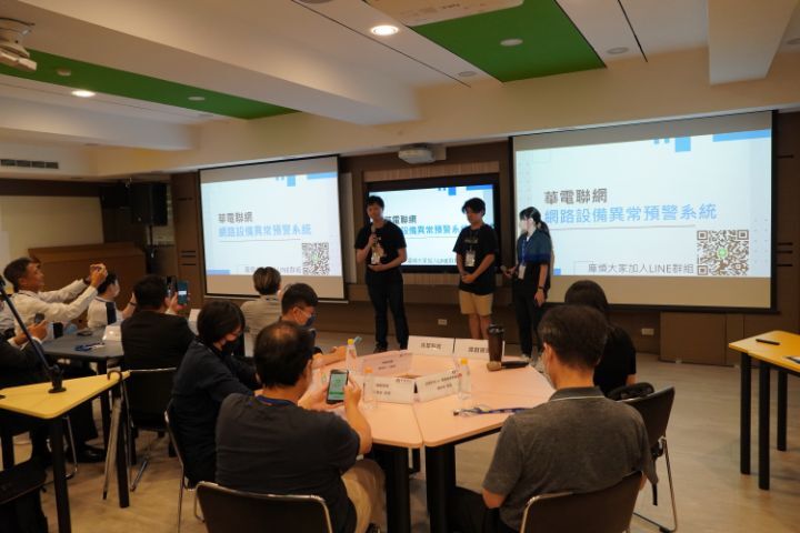 圖/中華大學前日舉辦跨域黑客培訓班成果發表會,8組學生輪番上台發表成果,包括華電聯網、緯創資通與兆揅科技等公司主管都到場尋覓人才。