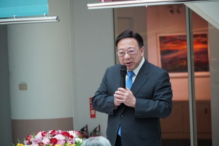 圖/中華大學校長劉維琪表示,劉春生喜歡取材台灣各地的景色和人文作品,且對光線處理有獨到的技術,值得來賓細細品味。