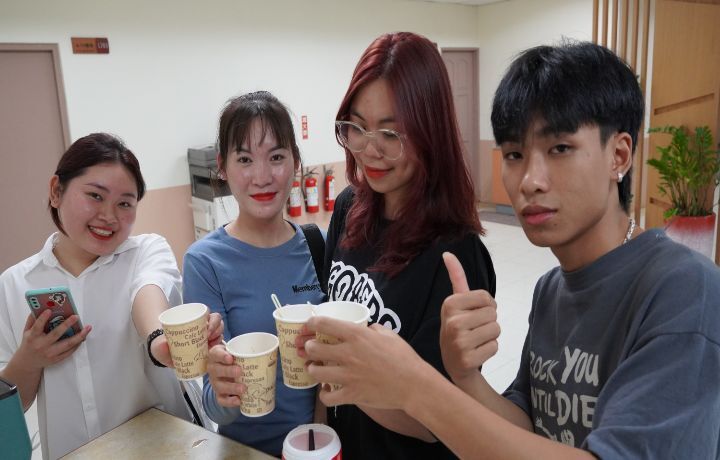 圖/國際專修部越籍生上周才剛到台灣,隔天就參加活動品嚐咖啡,感受來自異鄉的溫暖。