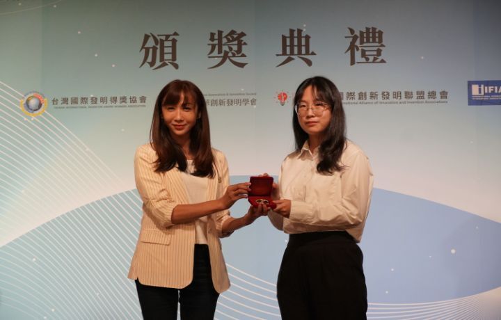 圖/土木工程學系大二生方懷萱獲得金牌肯定，上台領取獎牌。