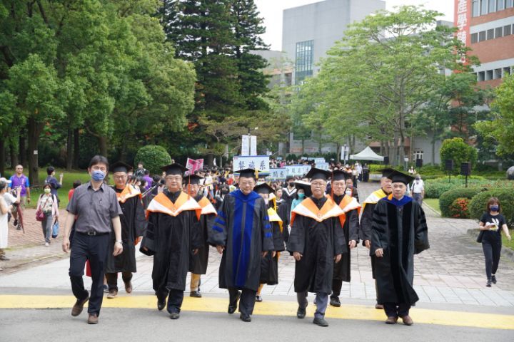 圖/中華大學畢業生在師長的帶領下，進行校園巡禮。