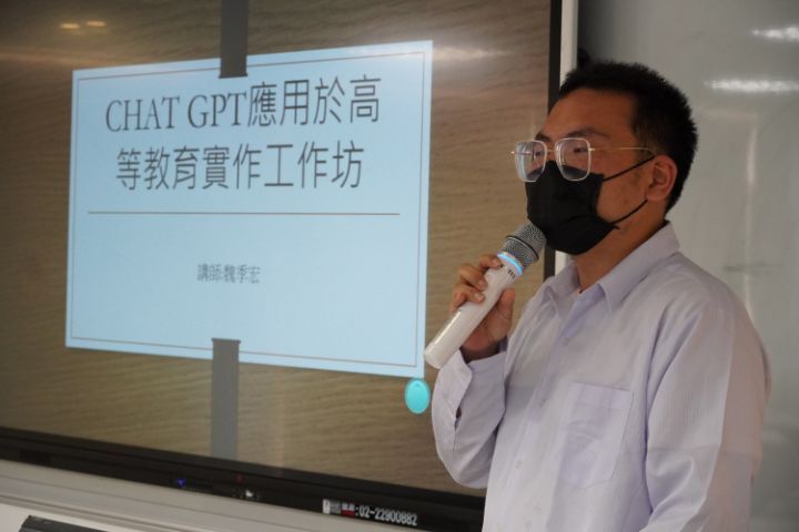 圖/台灣國際文教公益協會理事長魏季宏和教授一起探討ChatGPT對未來教學可能造成的影響。