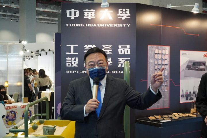 圖/中華大學校長劉維琪特別到場為學生加油打氣,他指出看到工設系的畢展主題「慾望載體」就可看出同學們相當用心。