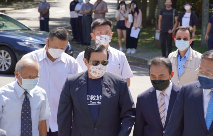  圖/中華大學校長劉維琪（右1）、董事王瑜哲（右2）、創辦人林政則（左），親自迎接馬英九蒞臨學校演講。