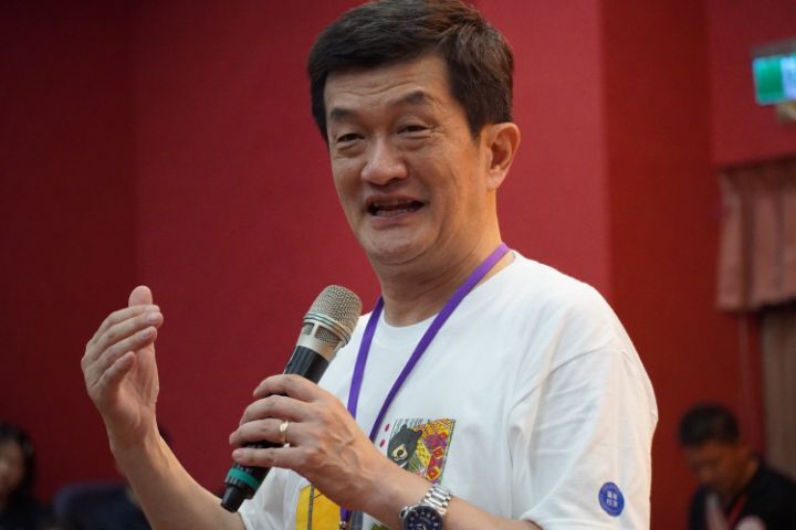 圖/華東台商子女學校校長王先念在結訓典禮上細數過去因受疫情影響，和中華大學結緣的經過。