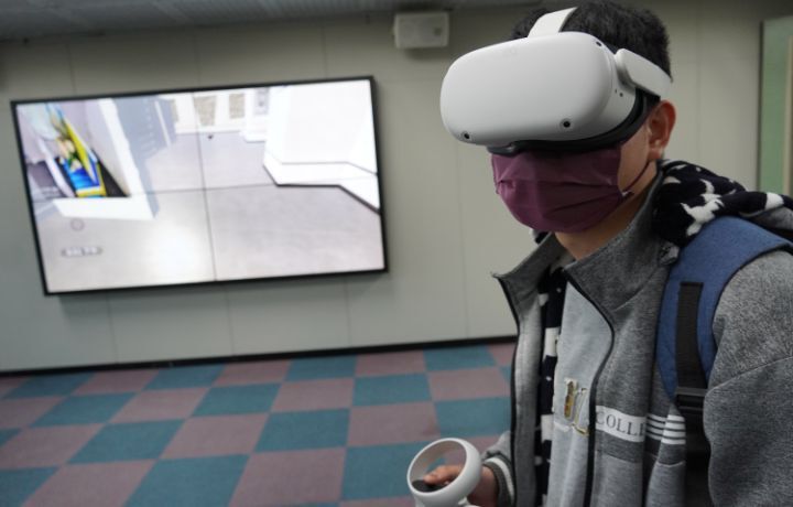 圖/成果展作品除進行實體展示外，也讓同學運用可穿戴式智慧裝置VR眼鏡，體驗元宇宙虛擬實境。