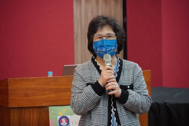 圖/中華書院院長梁美惠感謝羅紹和百忙中抽空到校分享生命經驗來勉勵同學，她相信同學都會收穫很多。