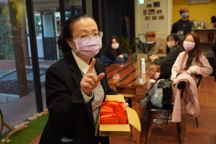 圖/人文社會學院院長簡曉花表示，應智學程已連續3年舉辦新年會，依照日本習俗在新的一年幫學生加油打氣，讓他們都能感受來自異鄉的溫暖。