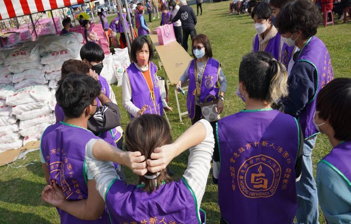 圖/中華大學前主任總教官林美玲（橘口罩）和國際專修部學務組長莊英慧（藍口罩）向外籍生說明發送物資的緣由與注意事項。