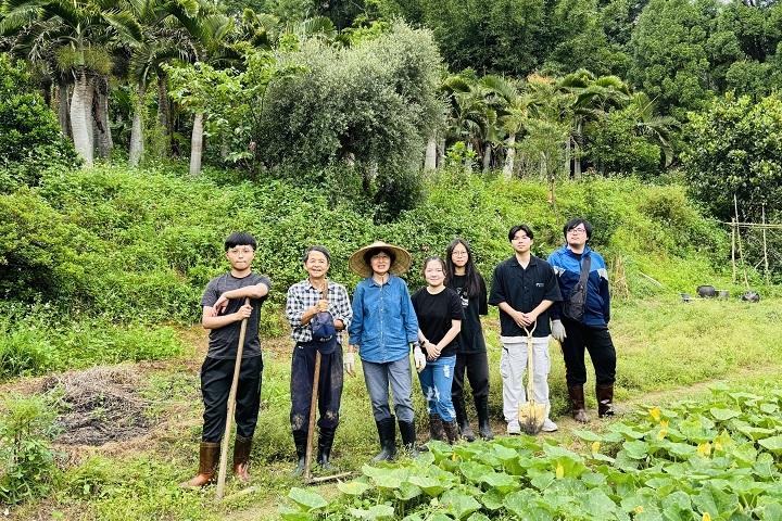 圖／中華大學劉維琪校長（左）頒發結業證書給同學們，勉勵同學持續學習。