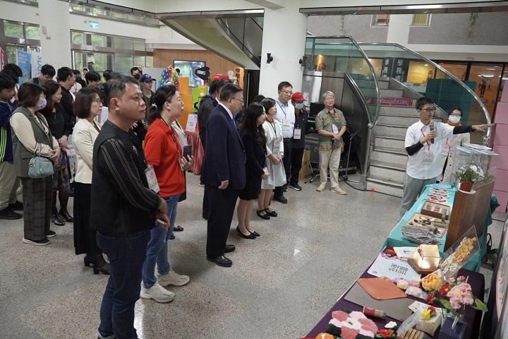 透過學生李博宇導覽員（圖右）的解說，串聯展品與社區故事，讓參觀者感受到永續行動的在地脈絡與文化溫度。