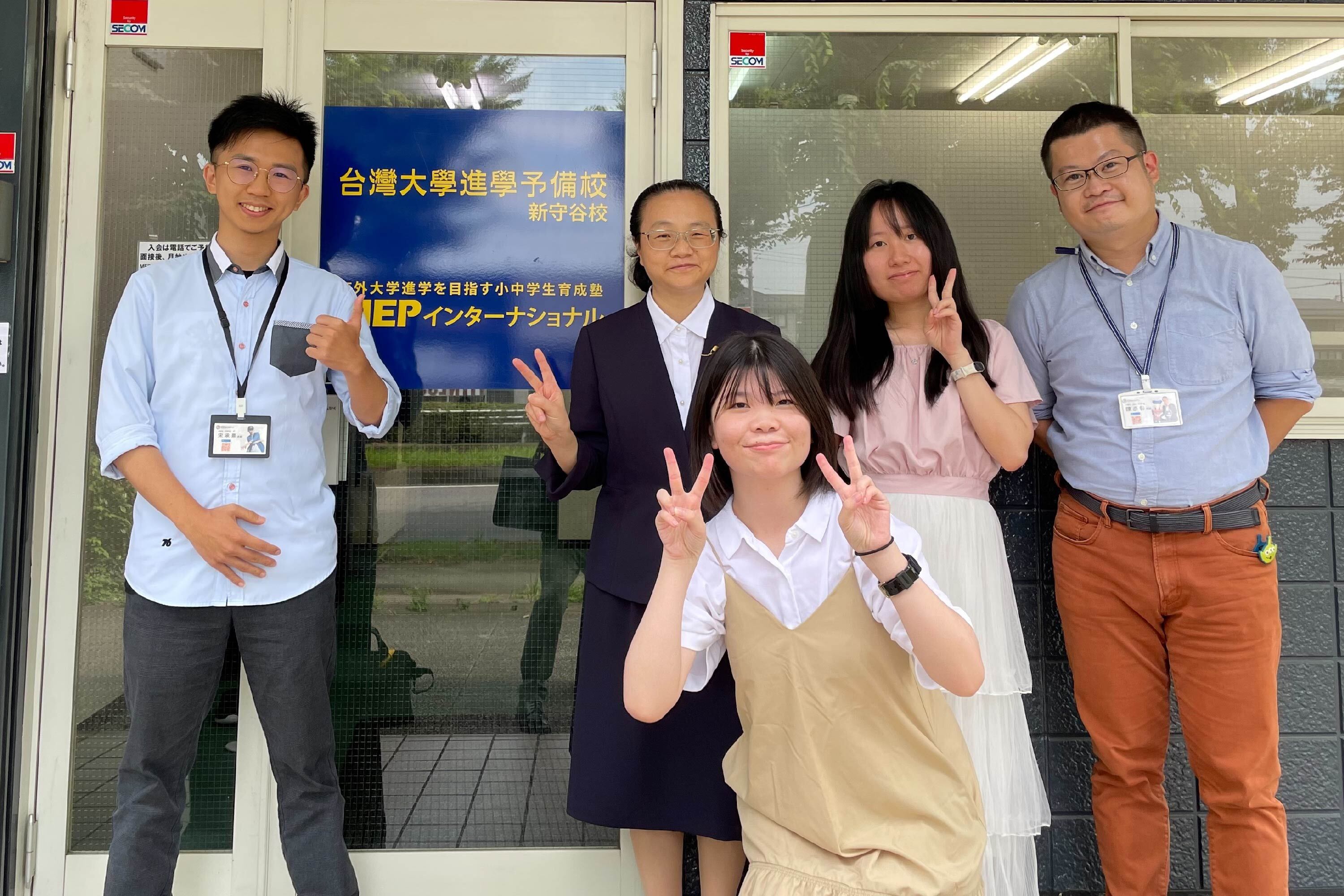 圖/國際人文社會暨智慧商務學院院長簡曉花(左2)至日本訪視許峪嘉(前排)及林盈方 (右2)的實習狀況。