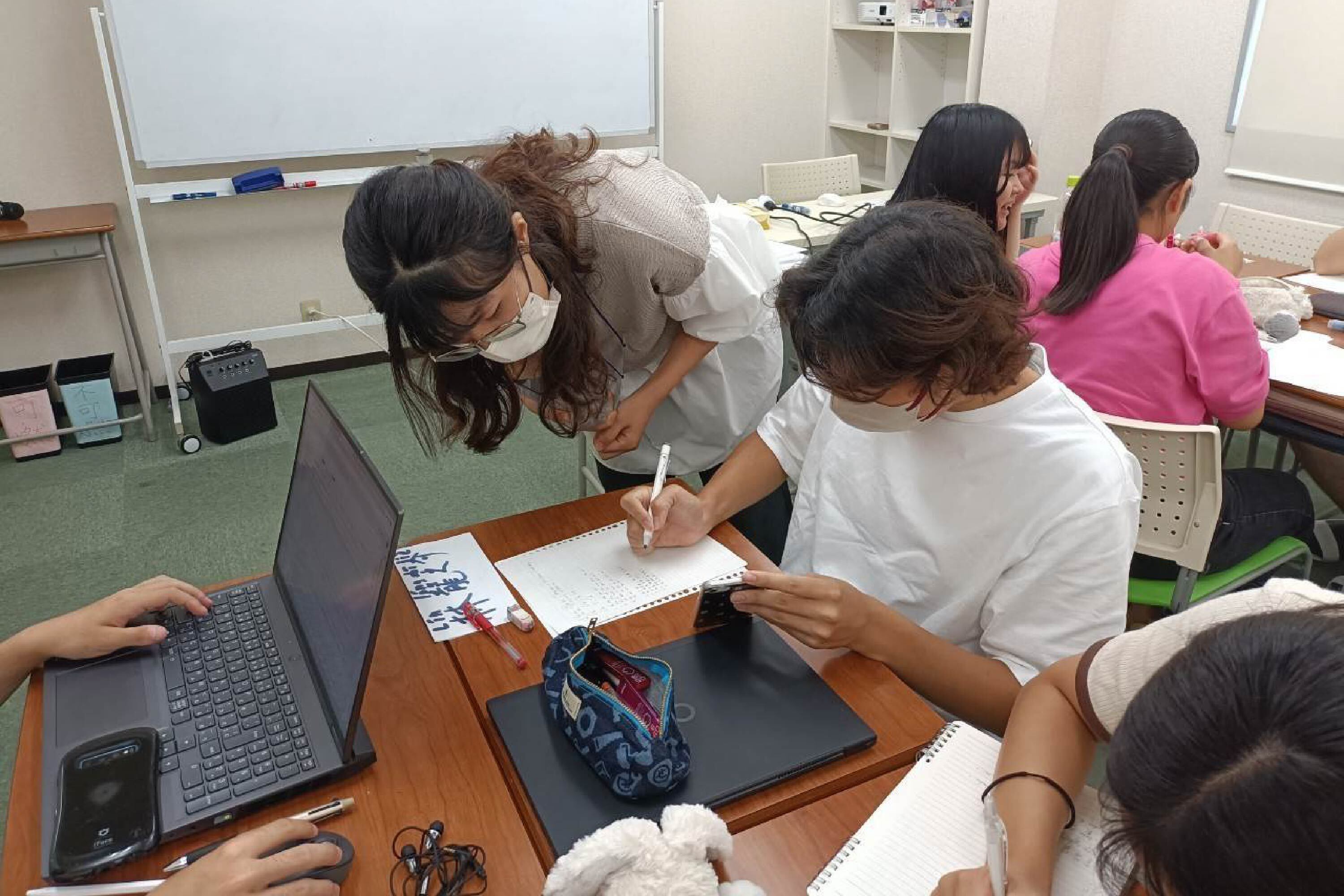 圖/應用日語學系許峪嘉、林盈方、彭雅貞、巫雨軒等四名同學在日本的華語教室體驗實習。