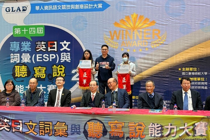 應用日語學系舒沛榆（後排右一）在老師們細心指導與同儕支持下，將緊張調整為專注，善用課堂所學規劃作答策略，於日文單詞組表現優異獲亞軍。