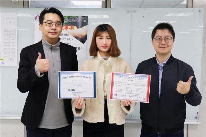 中華大學USR辦公室主任周宏宇（右）與 TISDA 秘書長吳逸楓（左）肯定學員於ESG專業上的優異表現。