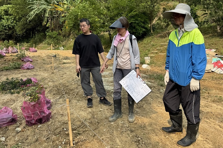 中華大學持續引導學生參與公共事務，透過行動學習深化社會與環境關懷，培育具責任感的永續人才。（由左至右：USR辦公室主任周宏宇、執行長陳湘媛及主任秘書鄭紹材）