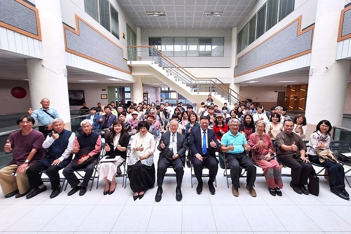 展覽開幕大合照,藝文界與學界齊聚一堂,共同見證藝術與教育的美好交會。