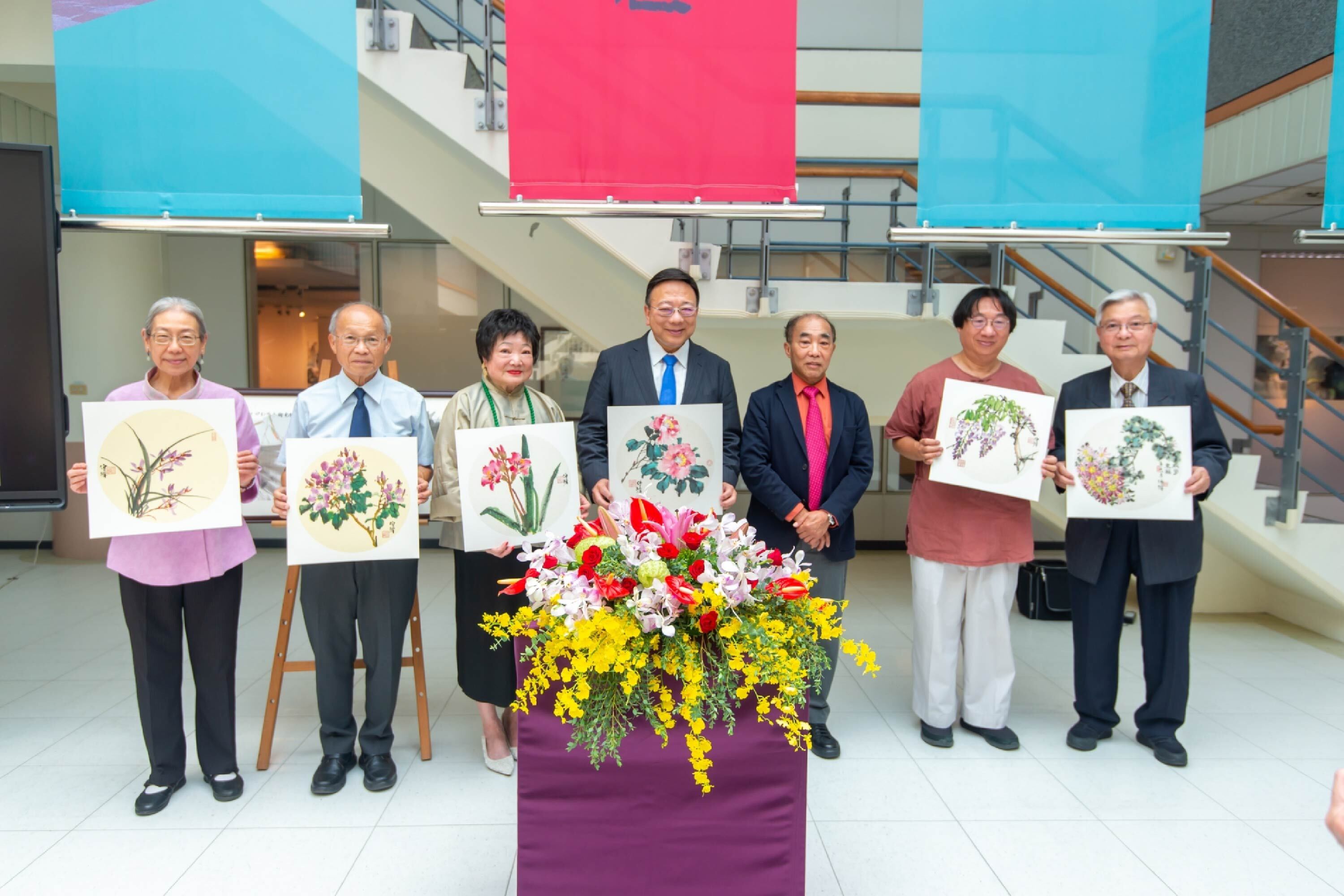圖/日前中華大學舉辦「嶺南風韻-林伯墀近作展」開幕茶會,吸引許多喜愛藝術的嘉賓前來觀禮祝賀。(左起至右為藝文中心主任唐曉蘭、中華大學創辦人林政則、廣州高劍父紀念館名譽館長陳小容、中華大學校長劉維琪、藝術家林伯墀、華梵大學東方人文思想研究所助理教授胡九蟬、逸亭詩學會長黃昭豐。)