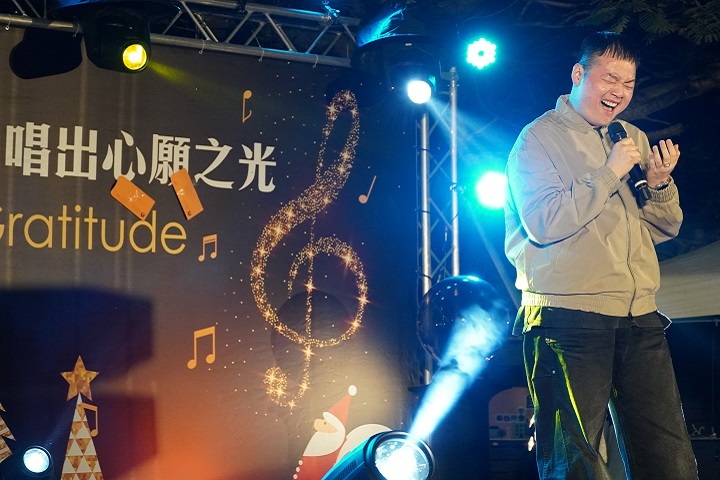 印尼籍同學林文森深情詮釋《想你的夜》，歌聲傳遞溫暖與感恩。