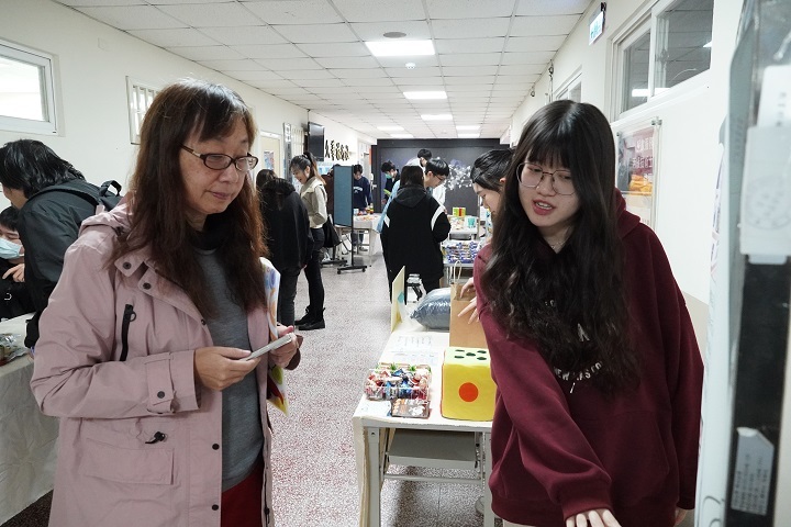 圖/餐旅系羅琪教授(左)主持「青旅就業學程」連續4年獲得勞動部補助,且於今年榮獲「111學年度傑出教學獎」。