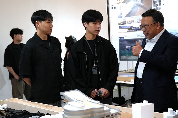 校長劉維琪（右）參觀畢展，肯定學生作品結合創意與在地需求並具實踐潛力。