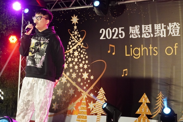 圖／越南籍同學丁克雅新演唱《Cô gái đến từ hôm qua》，以動人旋律唱出心願之光。