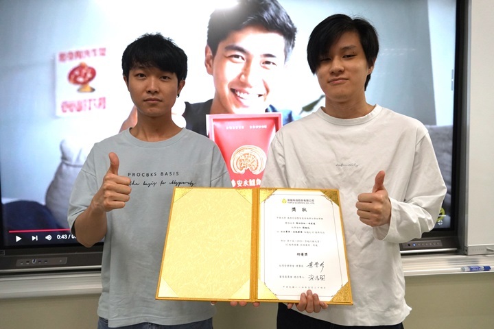 圖／獲得特優獎的應日系學生馮家達（左）與應智學程的島田佳佑（右）首次合作，以「日日尊享，皇級奢華」主題行銷鱸魚精，獲得評審肯定。