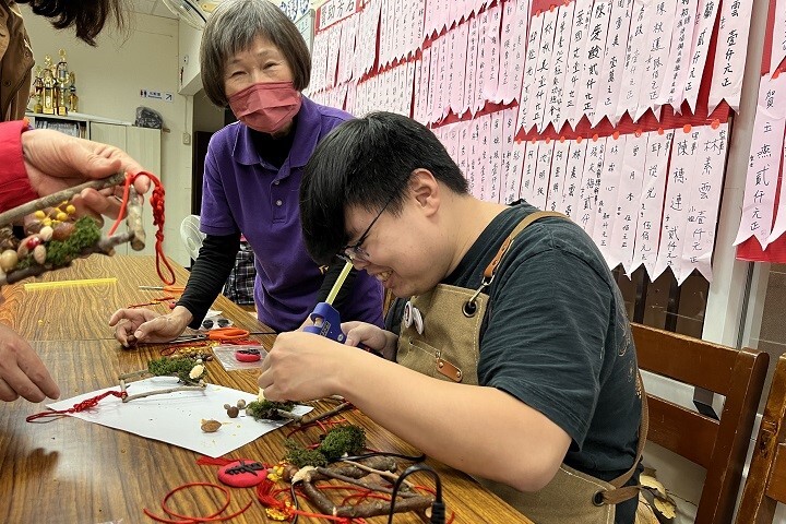 景觀系謝昀霖同學協助社區改善設計,成功爭取新台幣33萬元工程改善經費,畢業後直接受聘留任場域服務,實現「學用合一」與社會責任。