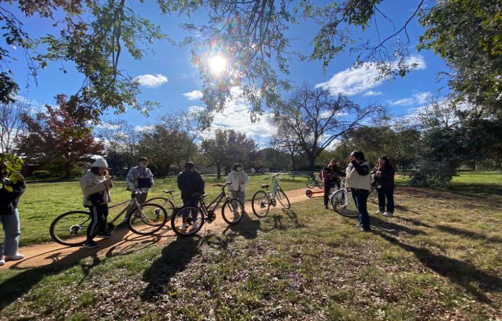 圖/實習學生在澳洲坎培拉多以腳踏車代步，到處參訪案例，大開眼界。