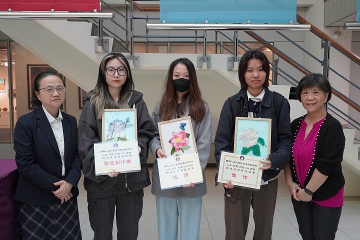 圖/藝術裡的人文與科技的授課老師杜嘉琪(右):「學生運用AI找到獨特視覺語言,從縫紋工法到色彩搭配,在創作中展現自信與樂趣。」