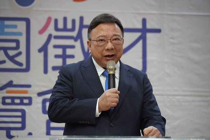 中華大學校長劉維琪感謝產官資源挹注，並向企業介紹學生具備「陽光、創新、π中華」特質，學校積極推動 AI 與跨域學習，提升學生面對高科技產業的就業競爭力。