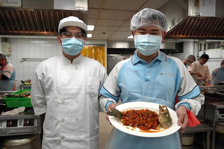 圖／學生在餐旅系學長姊的指導下，完成中華料理-紅燒魚。
