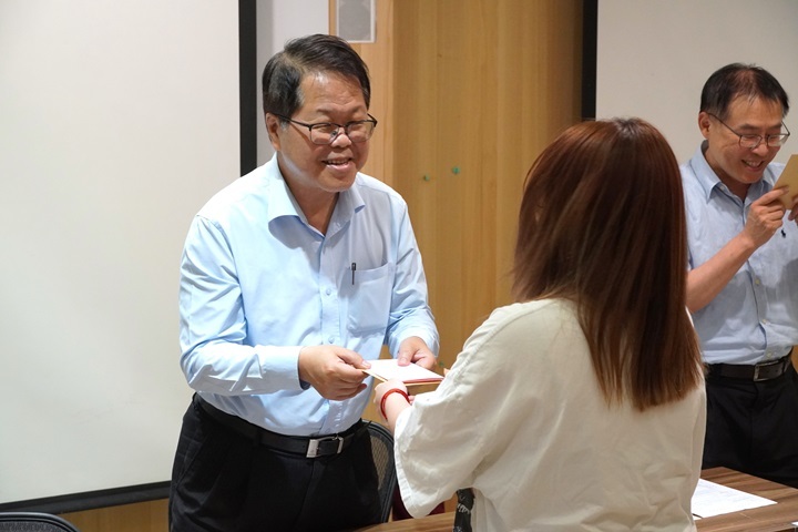 圖／解鴻年副校長收到學生的卡片，相當感動開心。