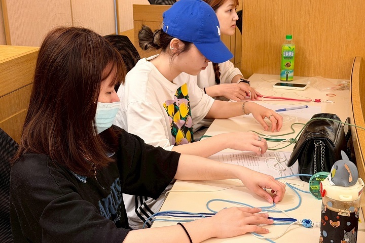 諮商中心手作活動中，學生親手編織小花環保袋，細選顏色、投入情感，將滿滿的感謝化作獨一無二的母親節禮物。