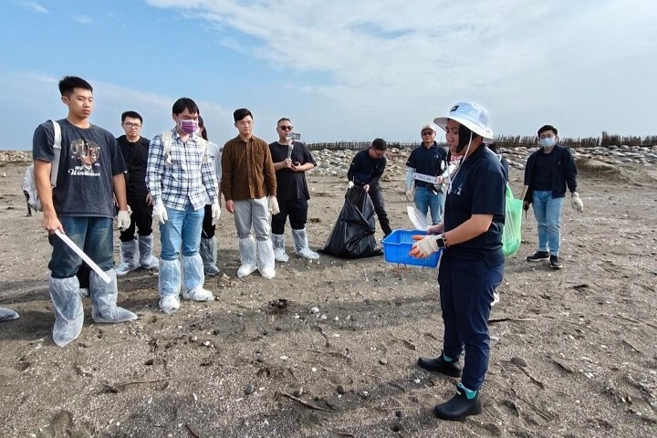 圖／活動現場由鉅奎永續成員講解正確的淨灘方式，並分享海洋垃圾的影響及解決方案，讓中華書院的師生能更深刻體會保護海洋的意義及重要性。