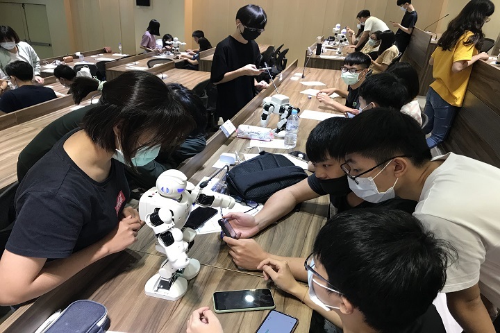圖/中華大學為全台首間微軟前瞻育才全合作的大學，AI人工智慧培訓是長期主推的核心課程，由微軟提供軟體、教材、業師和數據供師生使用。