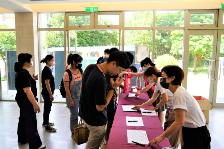 圖/中華大學前日舉辦新生歡迎會，全校師生總動員，歡迎新生的到來。