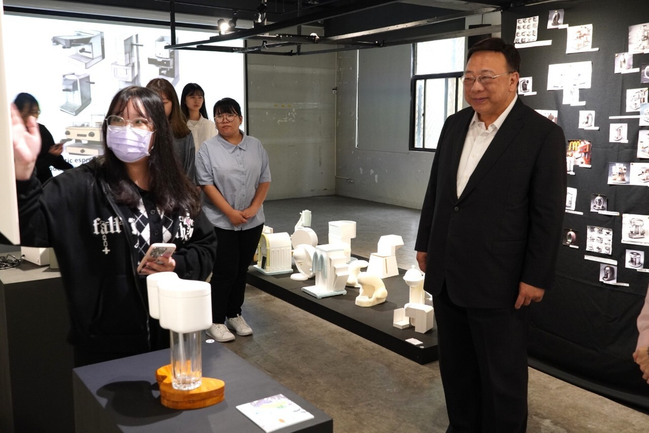 圖／中華大學校長劉維琪特地前來欣賞同學們作品，肯定學生藉由AI技術創造出多元設計。