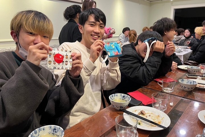 圖／日籍生們拿著有台灣字樣的杯套獎品，一臉開心！