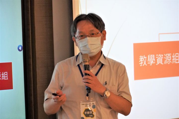 圖/中華大學圖書與資訊處校務資訊組組長李慶霖特別到場徵才,並介紹圖資處的各項業務。